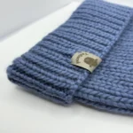 Ciemno niebieska czapka z innego ujecia