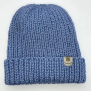 Czapka z wloczki w kolorze ciemno-niebieskim